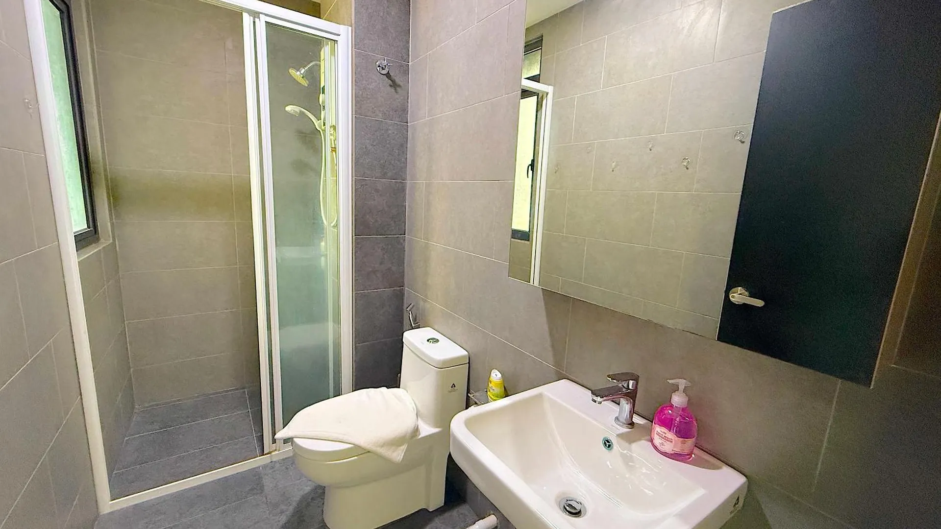 Neu Suites By Serenity Homes Near Gleneagles, Klcc & Lrt Kuala Lumpur Apartment